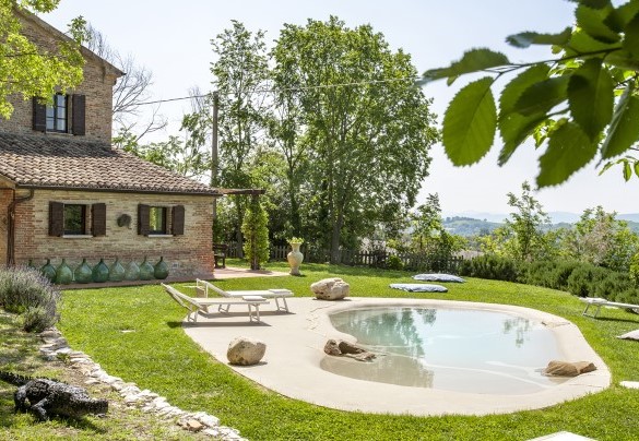 La piscina (5 x 10 m profondità variabile max 1,5 m) richiama la conformazione naturale di un laghetto – Casa Melograno