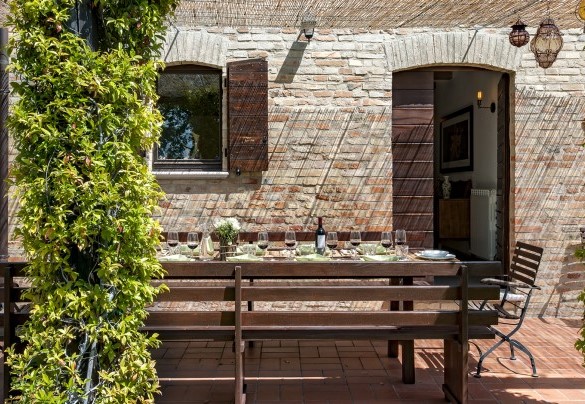La splendida pergola panoramica, accessibile direttamente dalla cucina, è il punto ideale per mangiare o rilassarsi all’ombra - Casa Melograno
