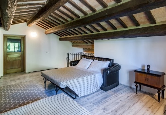 Ampio soppalco con due divani letto matrimoniali, Appartamento 2 – Casa Melograno