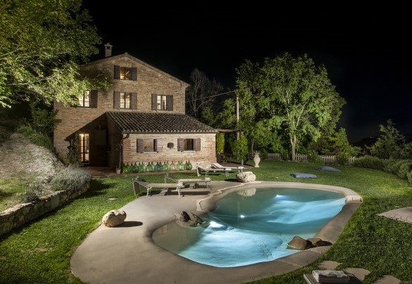 La villa e la piscina nelle luci della sera - Casa Melograno