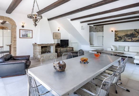 Area living con salotto e camino ed area pranzo, Appartamento 2 – Casa Melograno