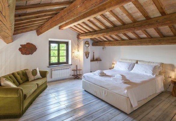 Camera matrimoniale n.3 con letto sul soppalco, Appartamento 1 – Casa Melograno