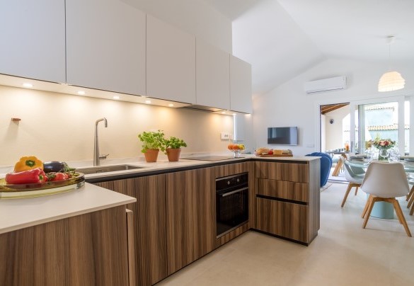 Zona giorno con cucina, salotto e tavolo da pranzo – Casa Moros
