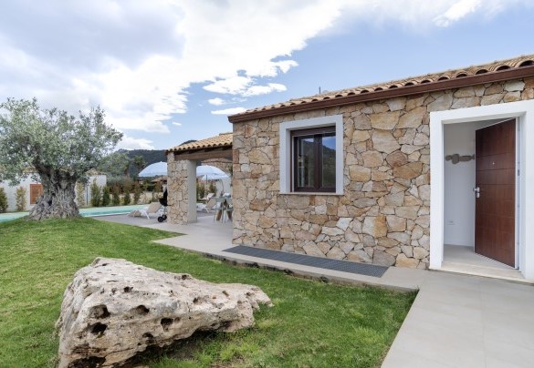 Vista della villa e del giardino – Casa Moros
