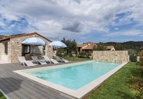 La piscina e la zona solarium – Casa Moros