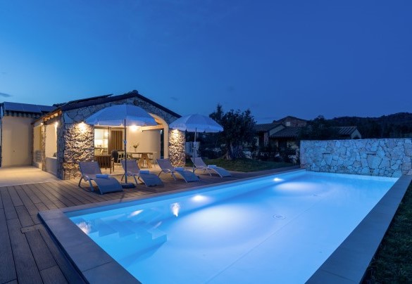 Vista notturna della villa e della piscina – Casa Moros