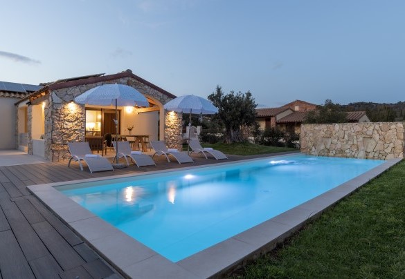 Vista notturna della villa e della piscina – Casa Moros