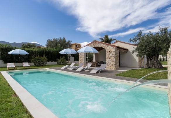 La piscina e la zona solarium – Casa Moros