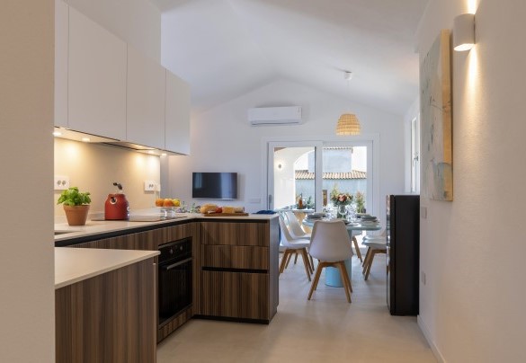 Living comunicante con il portico – Casa Moros