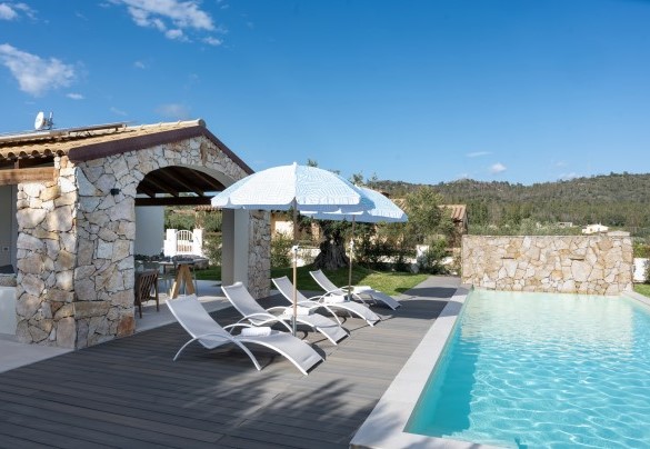 La piscina e la zona prendisole – Casa Moros