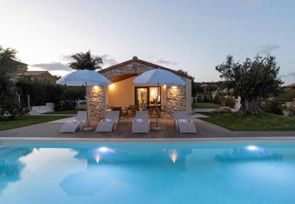La piscina e la villa illuminate – Casa Moros