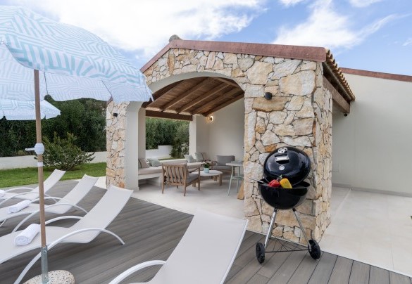 La zona prendisole e il living esterno – Casa Moros