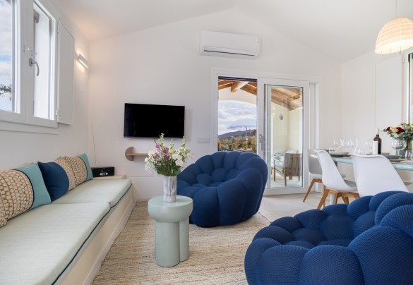 Living comunicante con il portico – Casa Moros
