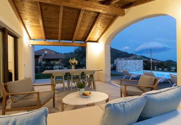 Portico con affaccio sulla piscina – Casa Moros