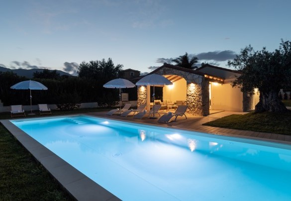 Vista notturna della villa e della piscina – Casa Moros