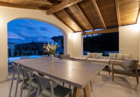 Portico con affaccio sulla piscina – Casa Moros