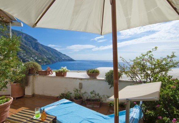 The terrace is equipped with table, chairs, umbrella and outdoor living area – Casa Noemi 4+2