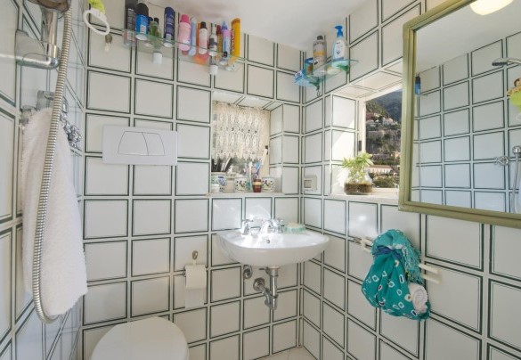 Bathroom with shower, without box, n. 2 next to the kitchen – Casa Noemi 4+2