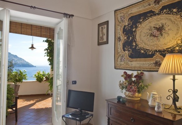The living area with direct exit to the terrace – Casa Noemi 4+2