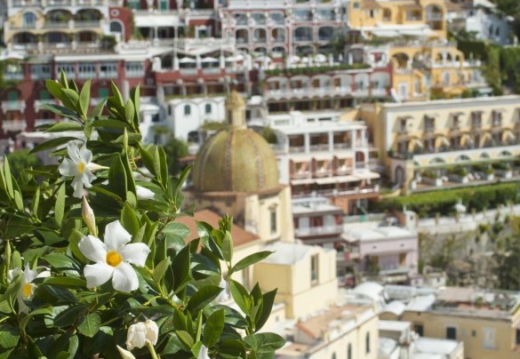 The apartment is centrally located along the steps leading to the Spiaggia Grande – Casa Noemi 4+2