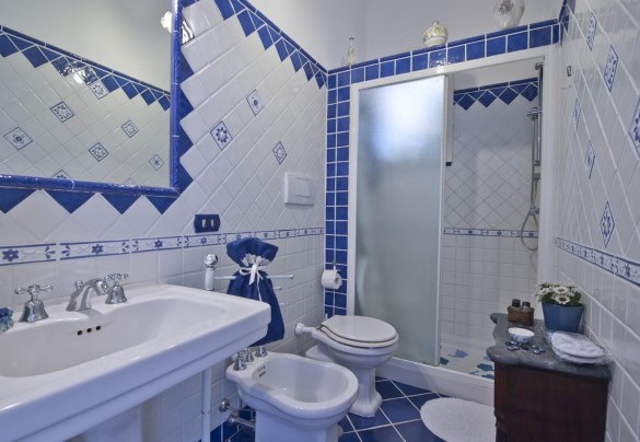 Bathroom with shower n.1 next to the living room – Casa Noemi 4+2