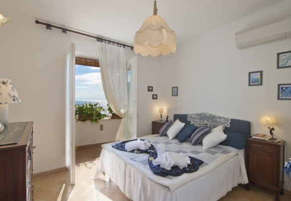 Double bedroom n.1 with direct exit to the panoramic terrace – Casa Noemi 4+2