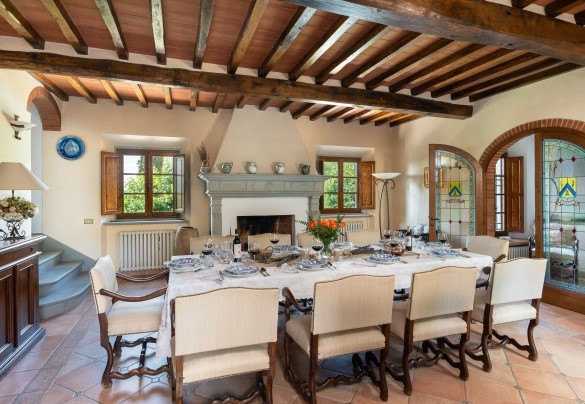 La sala da pranzo con camino con accesso sull’esterno tramite porte finestre al piano terra – Casa Paggetti