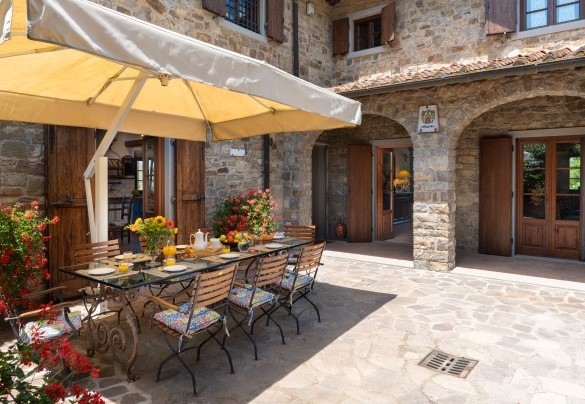 La villa ha origini molto antiche, già attestata nel 1600 come proprietà della famiglia Paggetti, il cui stemma si trova sulla facciata – Casa Paggetti