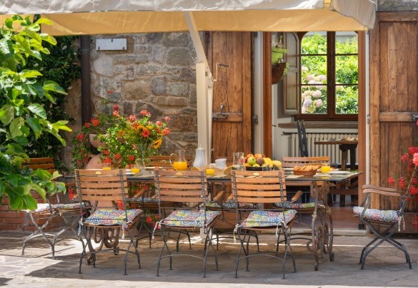 L’area pranzo esterna con il tavolo e l’ombrellone, perfetta per le cene estive – Casa Paggetti
