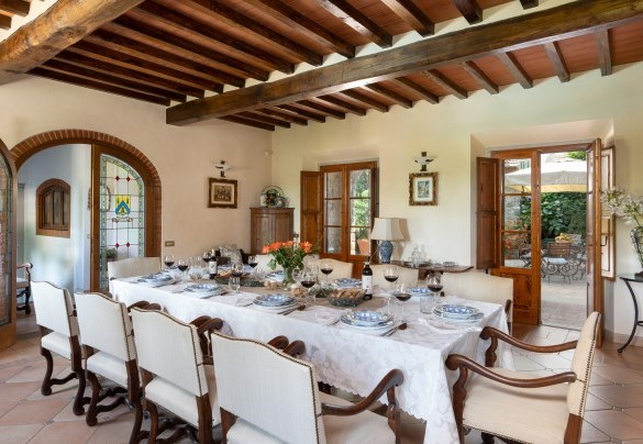 La sala da pranzo con camino con accesso sull’esterno tramite porte finestre al piano terra – Casa Paggetti