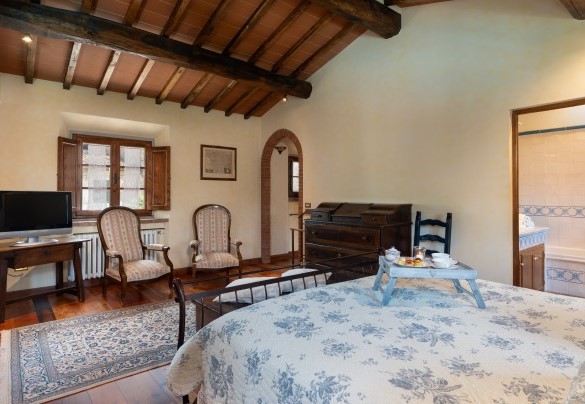 La camera matrimoniale padronale n. 1 con camino (ornamentale) al primo piano – Casa Paggetti
