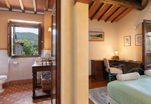 La camera matrimoniale n. 2 con accesso ad una terrazza coperta al primo piano – Casa Paggetti