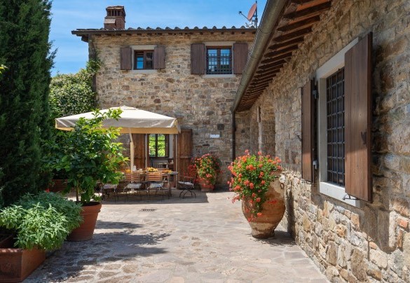 La proprietà è stata oggetto di restauri per conferirle l’aspetto attuale di tipico casale in pietra, perfetto esempio di architettura rurale toscana – Casa Paggetti