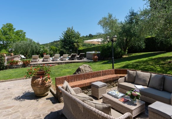 Nella zona piastrellata, nel secondo livello del giardino, si trova un ulteriore salotto all’aperto – Casa Paggetti