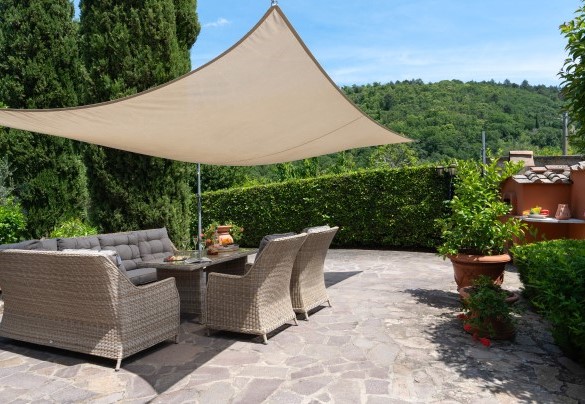 Il salotto all’aperto con vela, ideale per rilassarsi e godersi la tranquillità. Adiacente al salotto si trova il barbecue in muratura e il forno a legna – Casa Paggetti