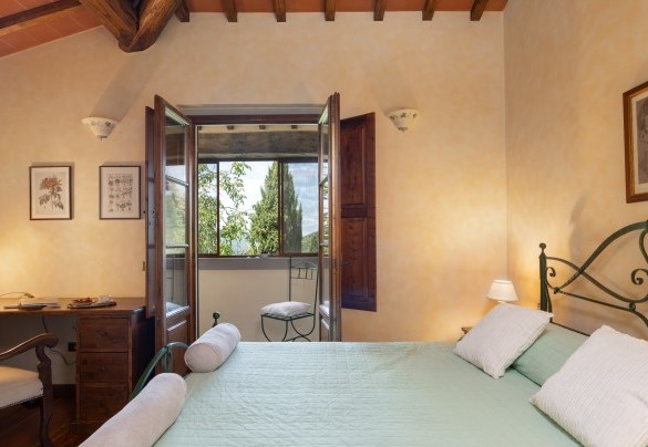 La camera matrimoniale n. 2 con accesso ad una terrazza coperta al primo piano – Casa Paggetti