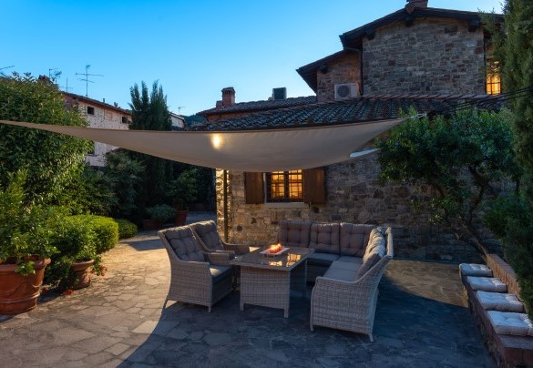 Il salotto all’aperto con vela, ideale per rilassarsi e godersi la tranquillità – Casa Paggetti