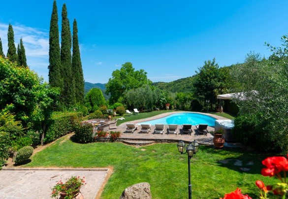 La zona solarium, in parte in pietra e in parte a prato, è attrezzata con lettini prendisole, tavolini, salotto e ombrelloni per offrire il massimo comfort agli ospiti – Casa Paggetti