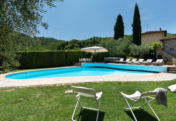 La zona piscina si trova a pochi metri di distanza dalla casa, sul secondo livello del giardino – Casa Paggetti