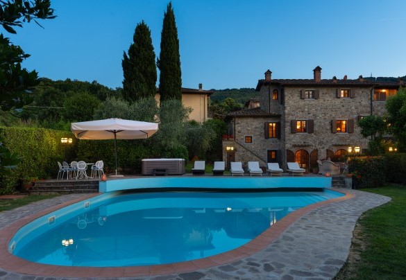  La vasca è di forma irregolare e misura 12x10 m, ha profondità variabile da 1,20 m a 1,80 m, con scaletta romana di accesso ed è dotata di illuminazione interna – Casa Paggetti