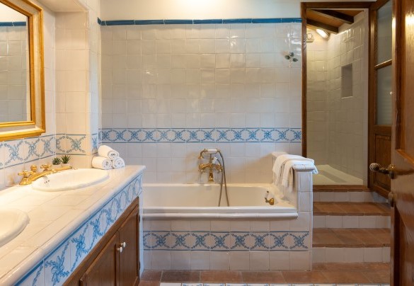 Il bagno en-suite con vasca e doccia n. 2 al primo piano – Casa Paggetti