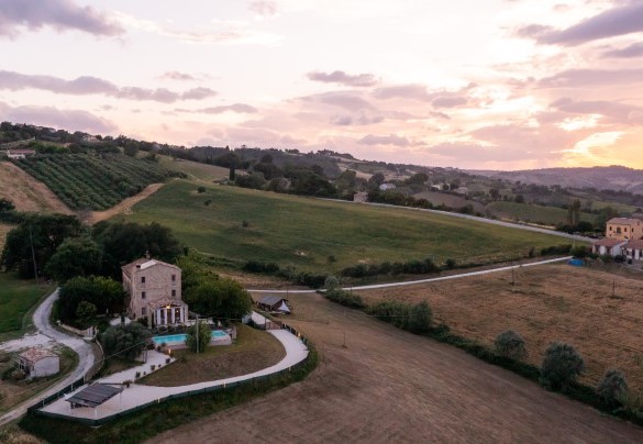 La villa sorge dai resti di una tipica casa contadina della campagna marchigiana – Casa Pilar