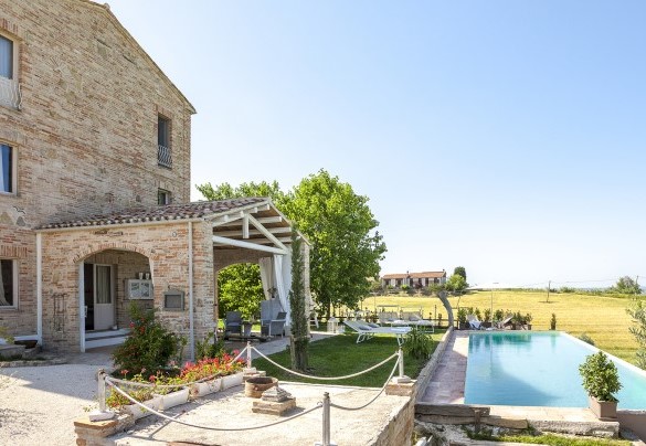 The swimming pool is located in front of the portico which is about 3 m away – Casa Pilar