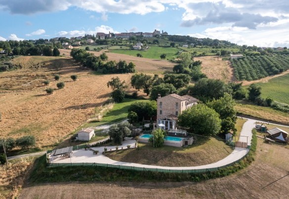 La villa sorge dai resti di una tipica casa contadina della campagna marchigiana – Casa Pilar