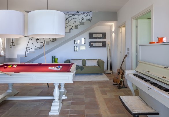 Billiard room with piano and Hi-Fi system – Casa Pilar