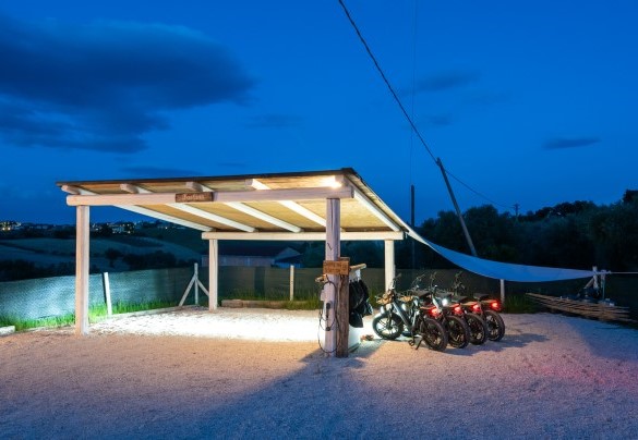 Pergolato dotato di pannelli fotovoltaici, destinato al parcheggio e alla ricarica di auto elettriche ed e-bike – Casa Pilar