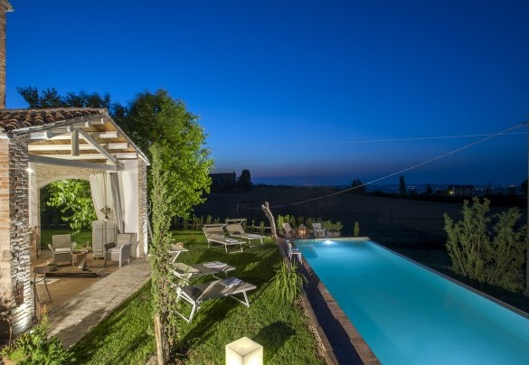 The swimming pool is located in front of the portico which is about 3 m away – Casa Pilar
