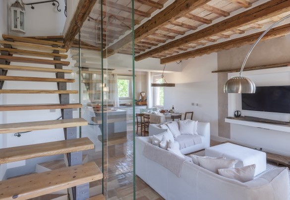 Wooden and iron staircase leading to the sleeping area on the second floor – Casa Pilar