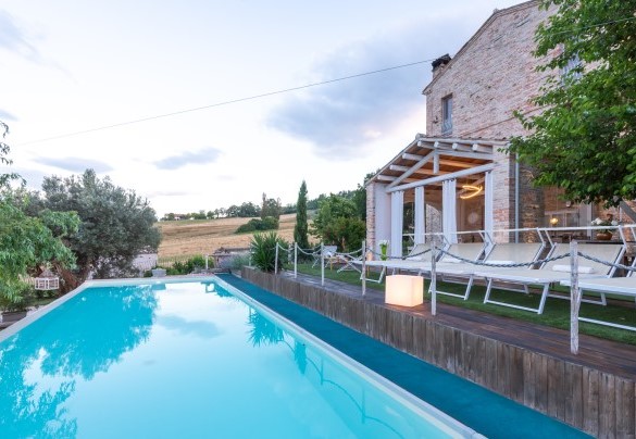 La piscina si trova davanti al portico da cui dista circa 3 m – Casa Pilar