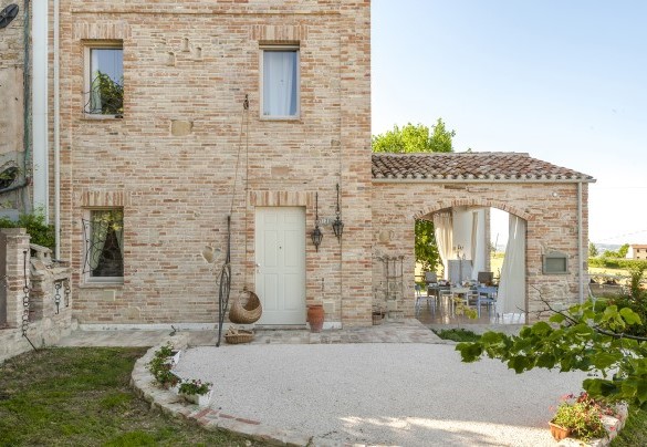 The large covered portico of about 50 sq m allows you to enjoy the property in the open air – Casa Pilar